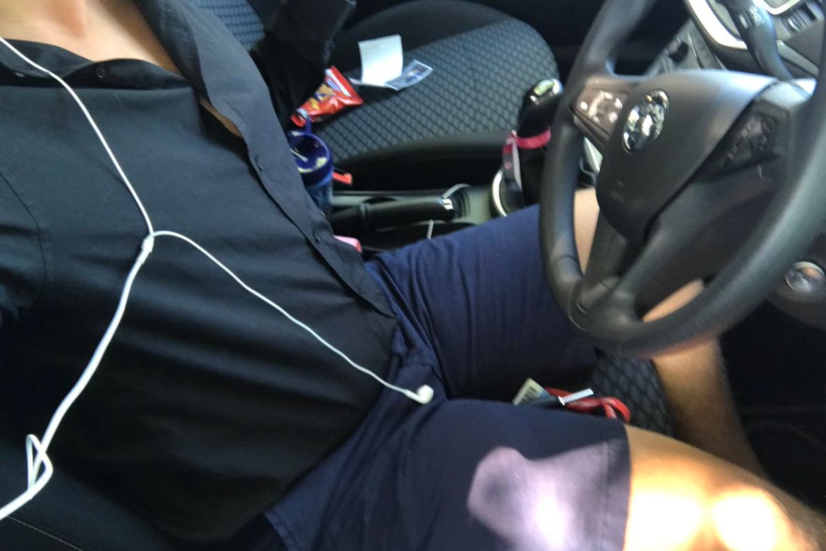 L-au trimis acasă de la serviciu, pentru că era în pantaloni scurţi. Cum s-a întors la muncă - FOTO