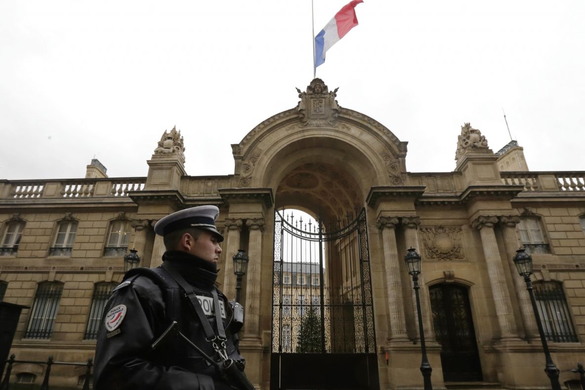 Alertă la Paris! Un suspect a murit după ce a încercat să atace forțele de ordine