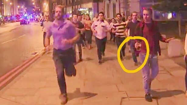 Omul cu halba, viral pe Internet! Acest londonez refuză să se lase pradă terorii în toiul atacului