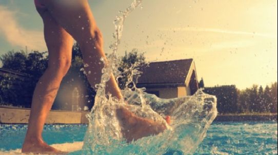 A fost dată afară de la o piscină pentru că purta un costum de baie prea sexy. Cum arată, de fapt