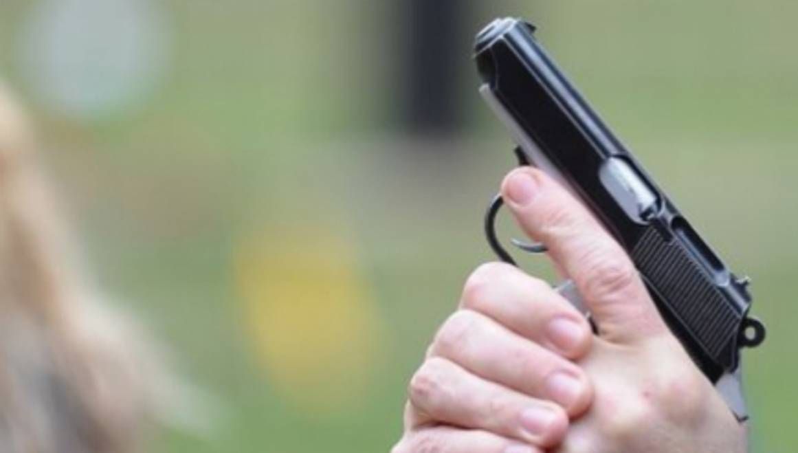 INCREDIBIL! O cântăreață a ÎMPUȘCAT un om al străzii