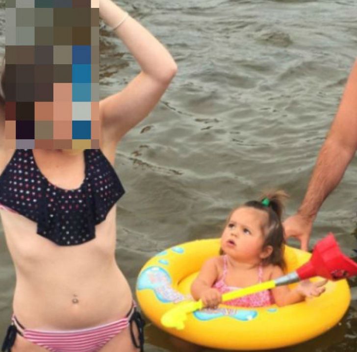 Erau la plajă când femeia a făcut asta, în fața tuturor. Reacția fiicei ei spune TOTUL