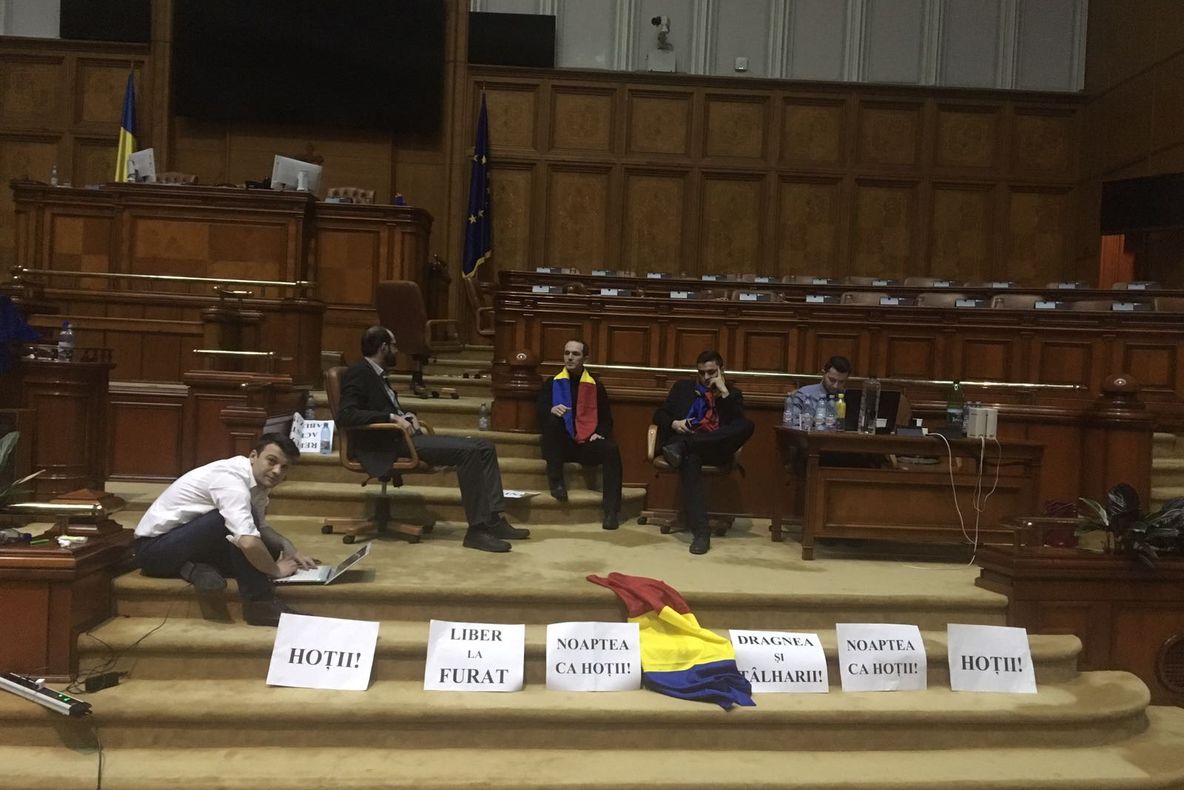 Deputaţii, alţi bani, altă distracţie. Pentru ce vor cheltui 700 000 RON