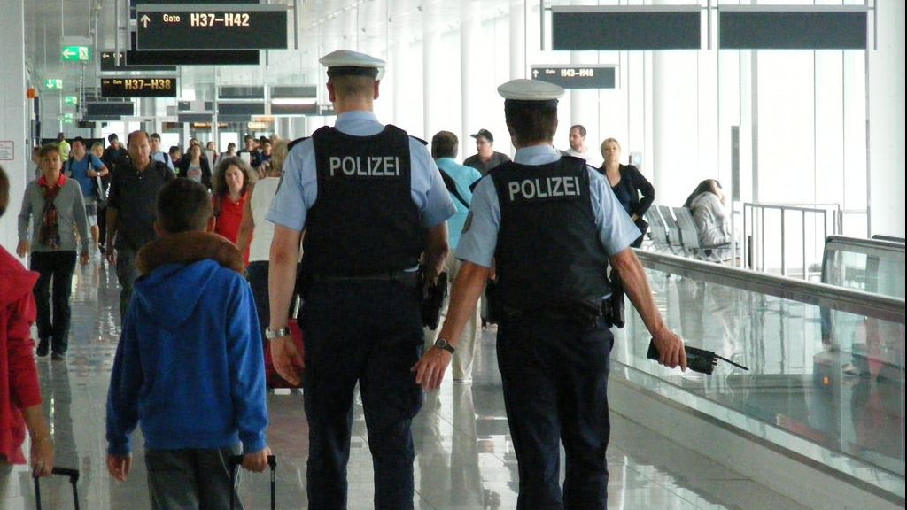 Un indian, trimis acasă de polițiștii germani după o ce a făcut o glumă despre soția sa! Ce a spus