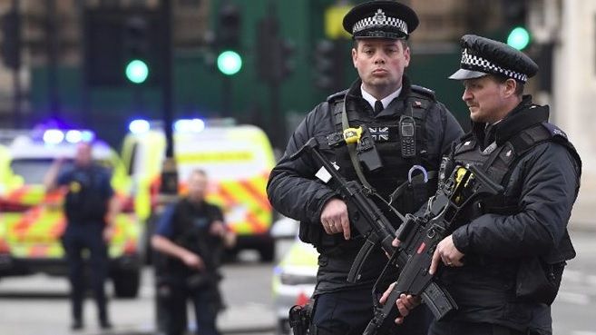 Atac Londra: Poliţiştii au tras un număr FĂRĂ PRECEDENT de gloanțe pentru a-i opri pe atacatori