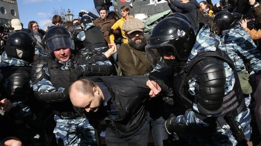Sute de protestatari paşnici, REŢINUŢI în Rusia. SUA reacţionează!
