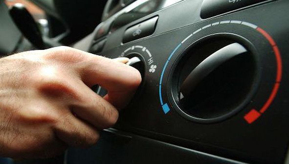 Porneşti aerul condiţionat după ce ai pornit motorul maşinii? Este cea mai mare greşeală