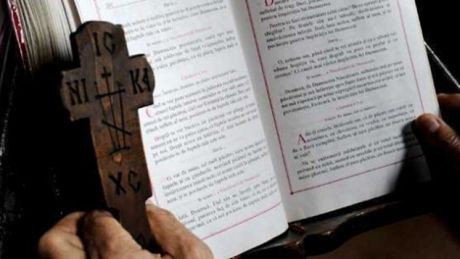 Adevărul despre preoţii care deschid cartea. Puţină lume ştie ce semnifică, de fapt. E incredibil