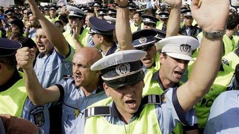 Poliţiştii protestează în faţa sediului PSD din cauza "salarizării precare" şi a "subfinanţării MAI"