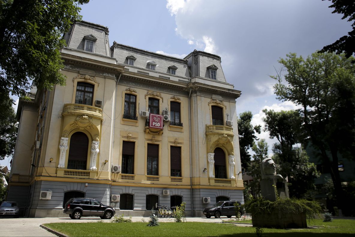 Apariţie neaşteptată în faţa sediului PSD