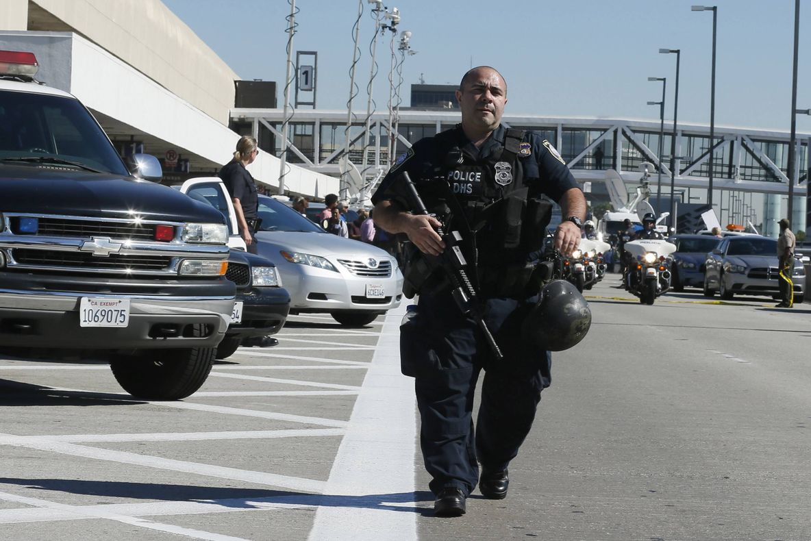 Un aeroport din Michigan a fost evacuat! Un poliţist a fost atacat cu un cuţit