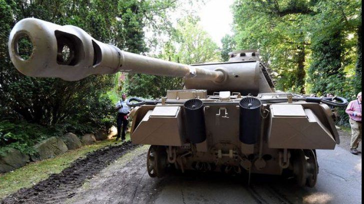 Un bătrân de 78 de ani a fost prins cu un tanc din Al II-lea Război Mondial în garaj. Ce făcea cu el