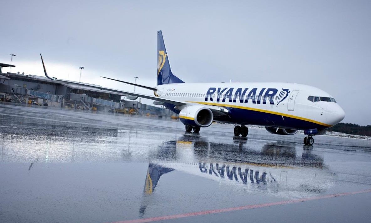 SUTE de oameni, blocați pe Aeroportul Otopeni, după ce un zbor a fost anulat