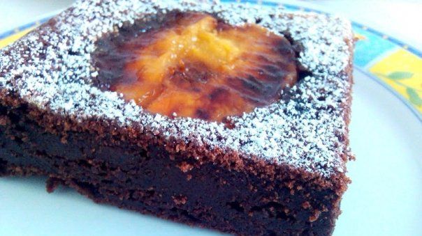 Cum să prepari o negresă cu nectarine. Un desert senzaţional!