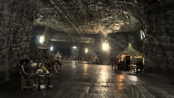 INCENDIU la Salina Ocnele Mari. Un autobuz de transport pasageri a luat foc în galerie