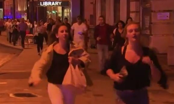 Imagini incredibile la Londra: un bărbat calm cu o bere în mână în mijlocul nebuniei