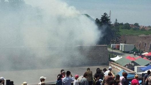 INCIDENT la schimbul de Gardă, la Alba Iulia. INCENDIU de la pulberea salvelor de tun