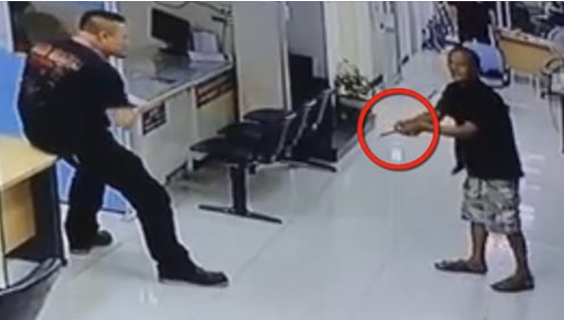 Cel mai pacifist polițist. Un bărbat l-a atacat cu un cuțit, dar reacția lui l-a făcut să plângă...