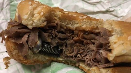 Și-a cumpărat un sandviș. După ce a mușcat din el, și-ar fi dorit să n-o facă. De necrezut ce găsise