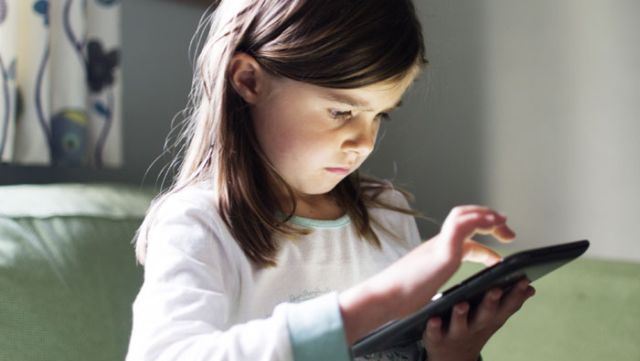 Anunț-șoc pentru părinți! Ce pățesc copiii care folosesc smartphone-uri