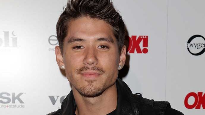 O cântăreaţă celebră îşi plăteşte iubitul ca să n-o părăsească