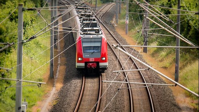 Alertă cu bombă într-un tren cu destinația Germania. Călătorii, evacuați