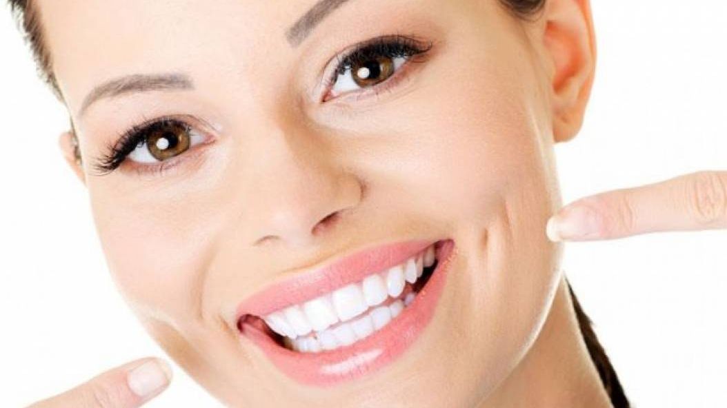 Cum îţi poţi albi dinţii cu ulei