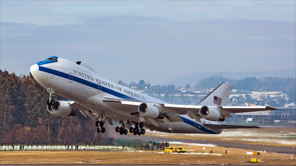 O tornadă puternică a deteriorat câteva aeronave de luptă americane