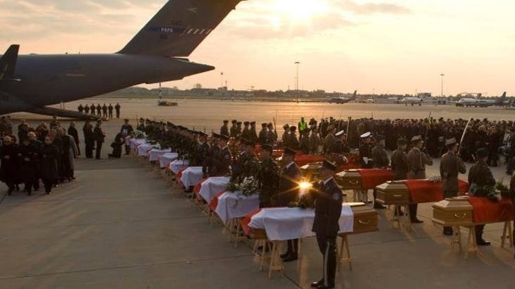 Rămăşiţe ale altor două persoane, descoperite în coşciugul fostului preşedinte Lech Kaczysnki