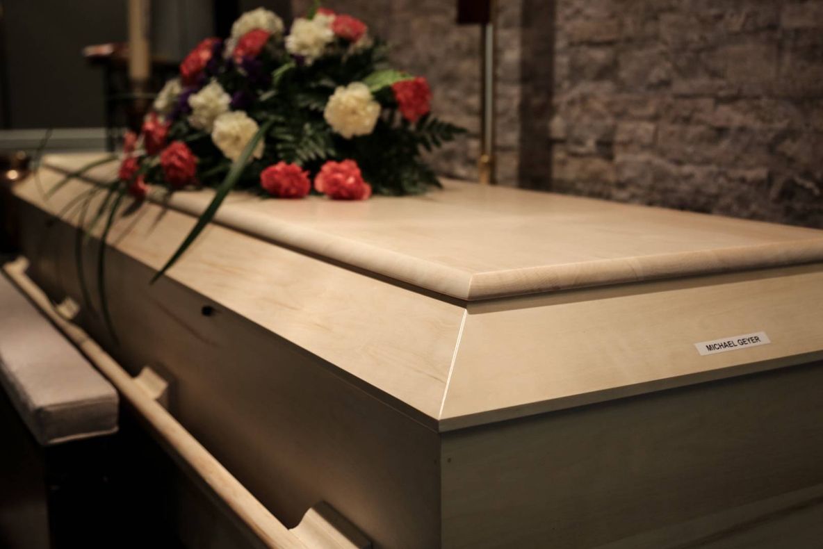 La înmormântarea soțului, ea îi șoptește la ureche: "Dragul meu, vom avea un copil". Ce urmează..