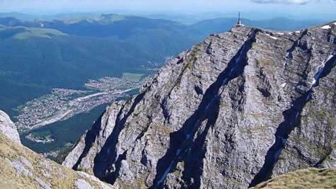 Un turist a căzut într-o prăpastie de 40 de metri în timp ce mergea pe bicicleta în Masivul Bucegi