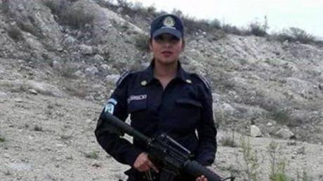 Şi-a dat jos cămaşa şi a pozat topless, cu arma în mână. Ce a păţit poliţista apoi