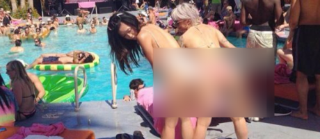 Cum au apărut două bombe sexy la ştrand. Ce se vede în spatele lor. S-au făcut de RÂS. PENIBIL