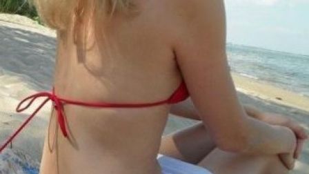 Era ultima zi la mare. Privea nostalgică. Apoi, incredibil! A rămas fără sutien. Ce era în spate