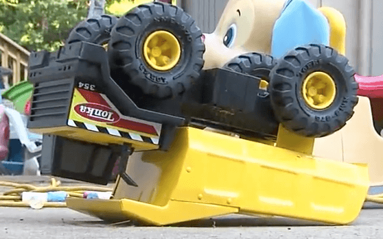 I-a luat fiului un camion de jucărie. Acasă s-a uitat sub maşinuţă. Erau în pericol de moarte