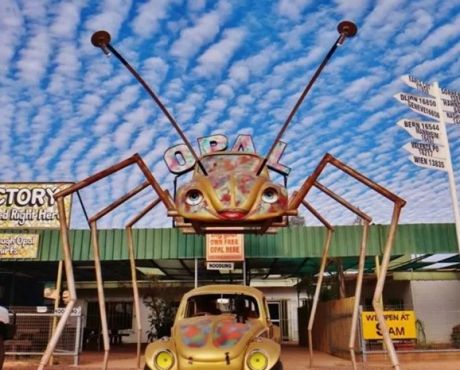 Au ajuns într-un oraş părăsit, plin de bogăţii.Au intrat într-o peşteră şi surpriză!Cine trăia acolo