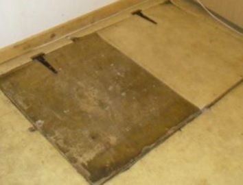 Poliţia a intrat în casa unui medic.Au găsit o trapă în podea.Au deschis-o, ŞOC ce se întâmpla acolo