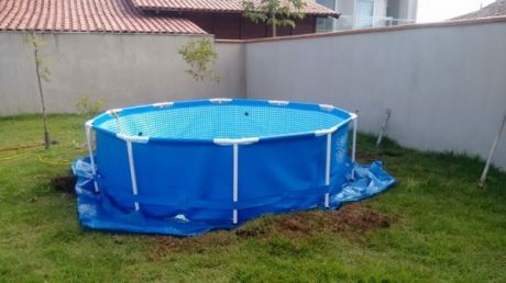Fata plângea că vrea o piscină. I-a zis că n-au bani. Apoi, tatăl a realizat o construcţie ULUITOARE