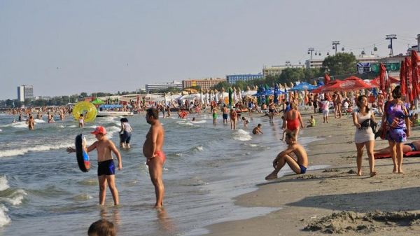 Fenomen BIZAR la mare! Turiștii au rămas muți de uimire când au intrat în apă