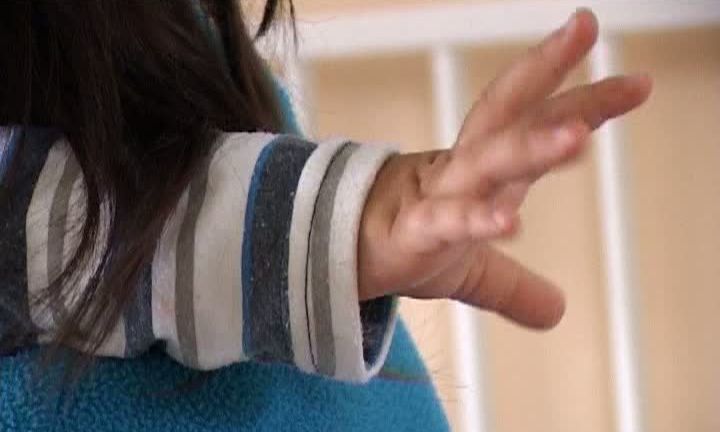 Un copil de 2 ani a murit înecat cu o boabă de porumb. Părinţii acuză medicii