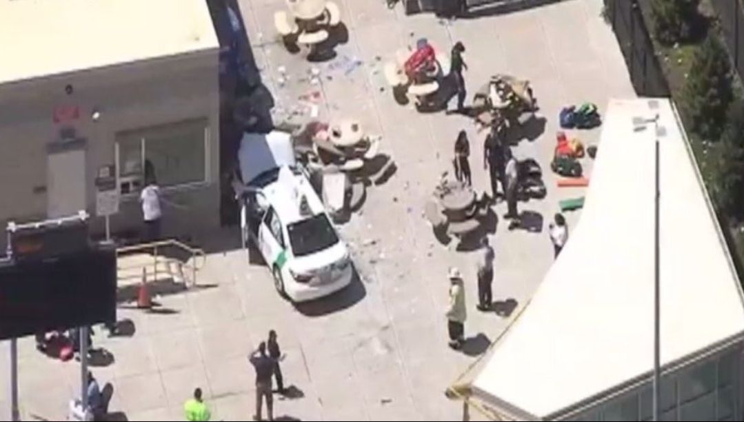 Alertă la Boston: un taxi a spulberat pietonii chiar lângă aeroport