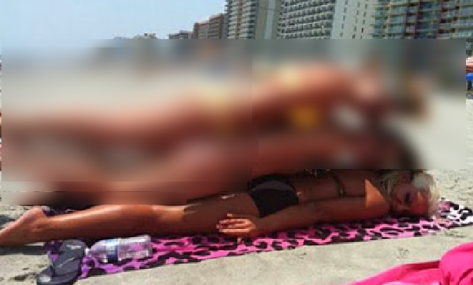 Ce i-a trecut prin cap unei blonde la mare.Turiştii au râs de ea, dar a aprins imaginaţia bărbaţilor