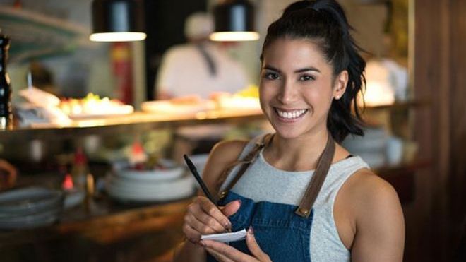 Era singura chelneriță bună cu clientul urâcios. Apoi, el nu a mai venit. A sosit însă un anunț șoc