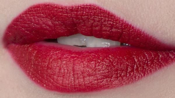 Şi-a dat cu ruj şi apoi l-a sărutat pe iubitul ei. Dacă ştia ce va urma, nu ar fi făcut asta!