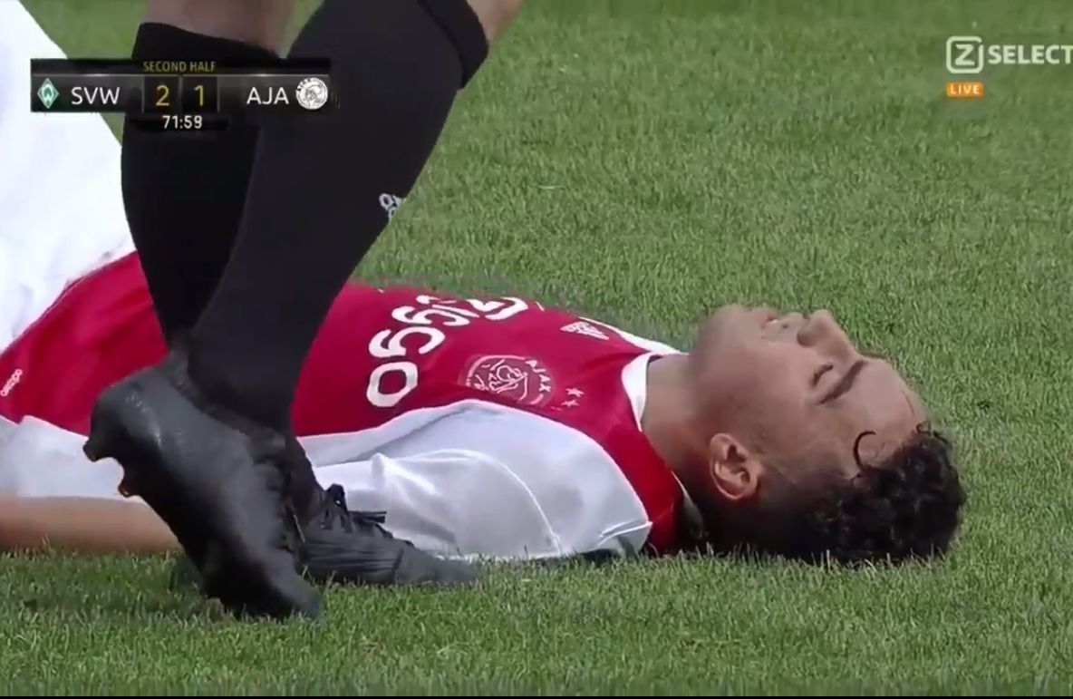 Imagini șocante! Un fotbalist de 20 de ani s-a prăbușit pe teren. Colegii au început să plângă