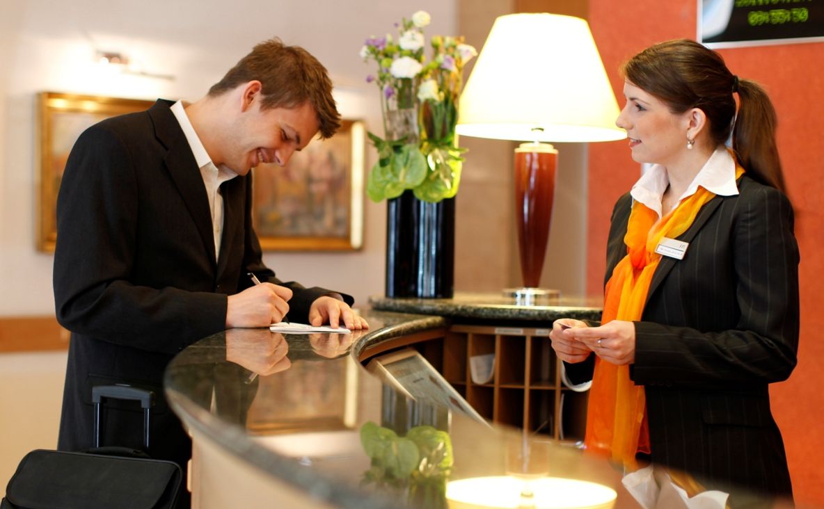 O recepţioneră de hotel face dezvăluiri şocante! Ce fac angajatele fără ca turiştii să ştie