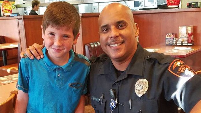 Poliţistul a luat micul-dejun la restaurant. A cerut nota.Când a văzut ce scrie, a căzut de pe scaun