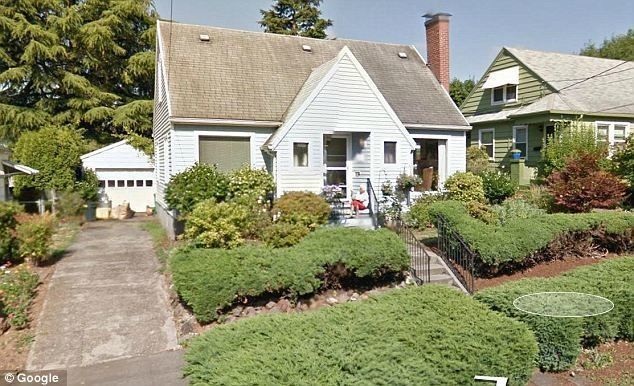 Google Earth. Se uita pe Google Earth la casa ei. Când a văzut cine uda florile, ŞOC. O ştia moartă