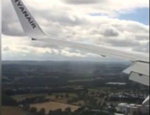 Momente de panică la aterizarea unei curse Ryanair. Pasagerii au fost aruncați VIDEO