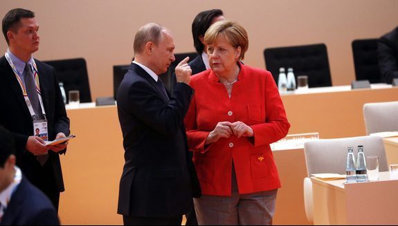 Putin i-a spus doar câteva cuvinte. Merkel, reacție bizară. Misterul se adâncește VIDEO